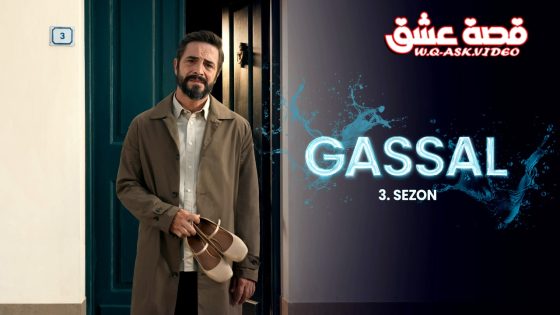 Man in a beige coat stands in a doorway, holding a pair of light-colored sandals; a door with the number 3 is visible on the wall and a dark banner for 'GASSAL 3. SEZON' is to the right.